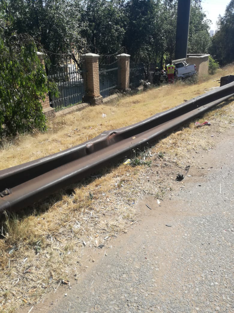 Bakkie crashes into wall leaving one dead in Booysens